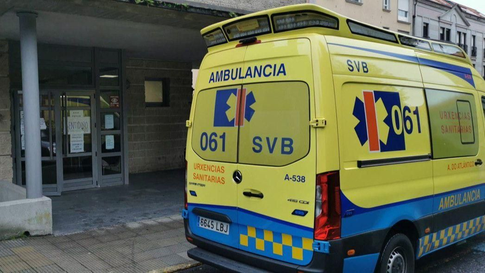 Una ambulancia a la salida de un centro sanitario.