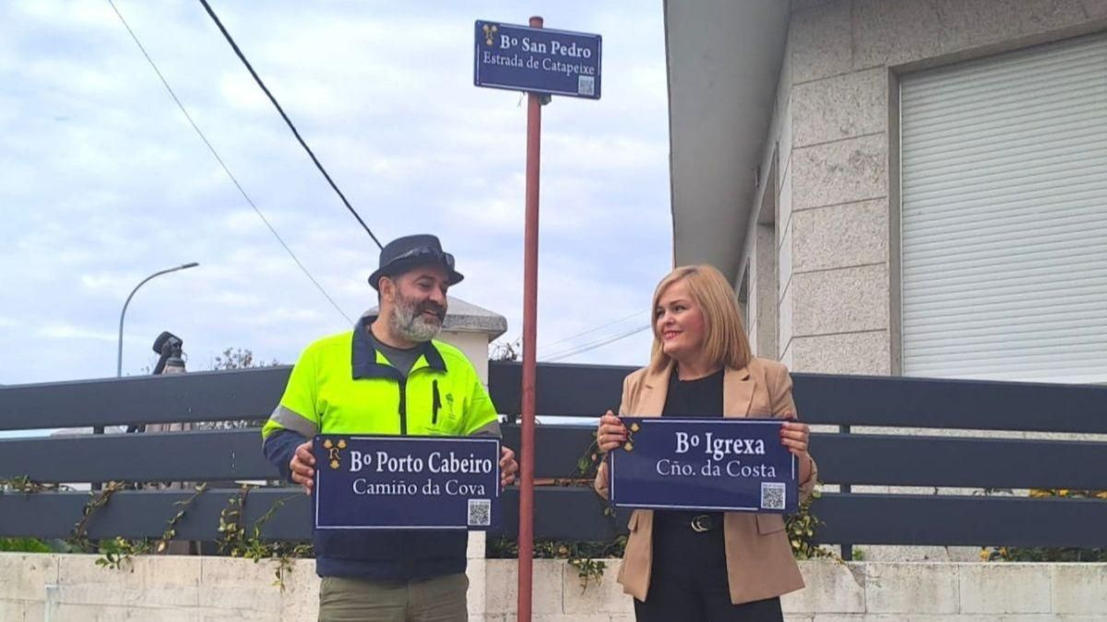La alcaldesa Digna Rivas y el concejal Roberto Villar con las nuevas placas de las calles.
