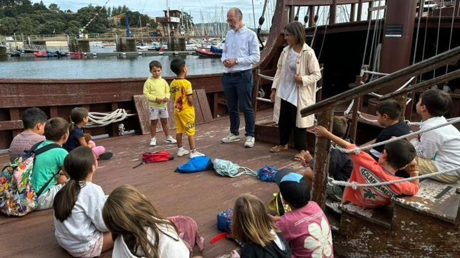 El alcalde, Jesús Vázquez Almuíña, en una visita a los campamentos.