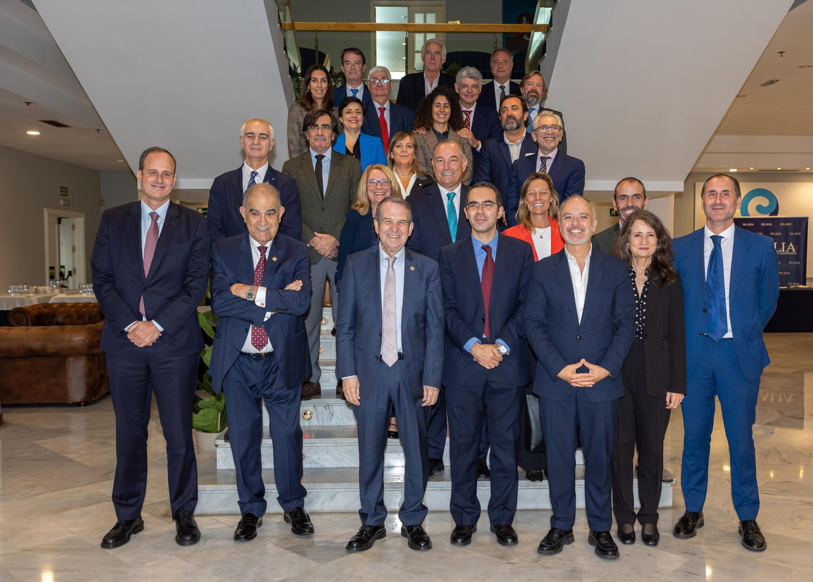 Abel Caballero y Alberto Ruiz, director de Programas Industriales del ministerio, ayer con el comité ejecutivo de Navalia.