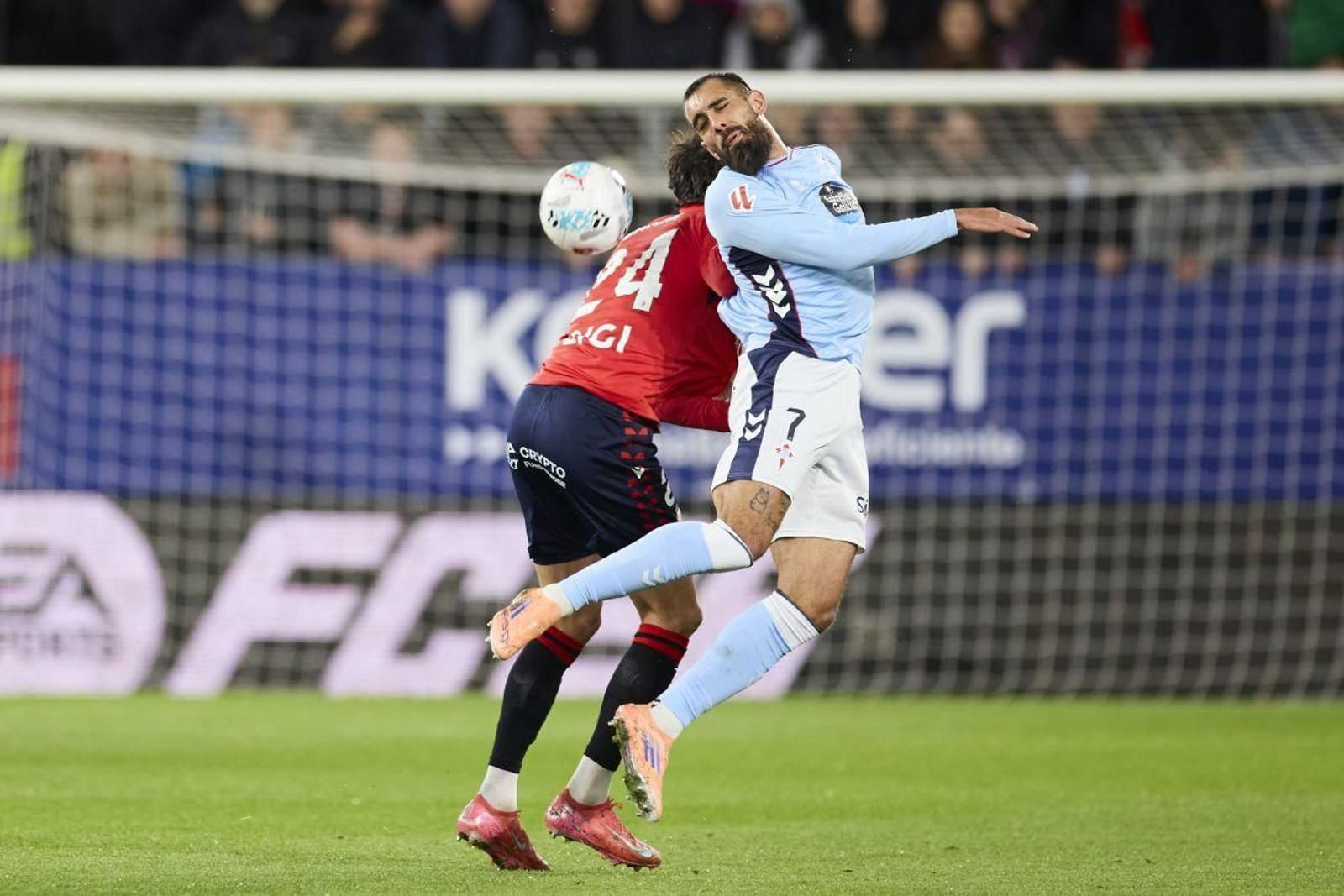 Borja Iglesias mantuvo una intensa pelea con Catena siempre generando para el equipo.