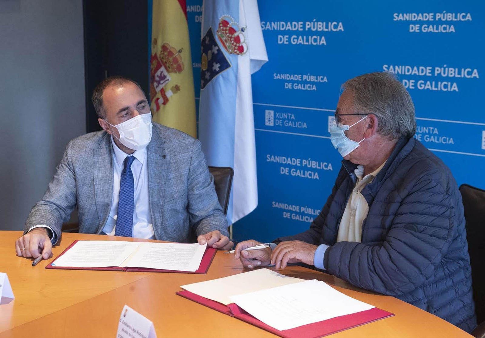 El conselleiro de Sanidade, Julio García, y el alcalde de Fornelos, Emiliano Lage, ayer en la firma del convenio.