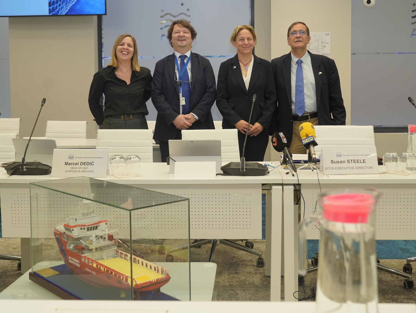 Patrica Sánchez, Marcel Dedic, Susan Steele y Pedro Galache, ayer ante la maqueta de uno de sus patrulleros.