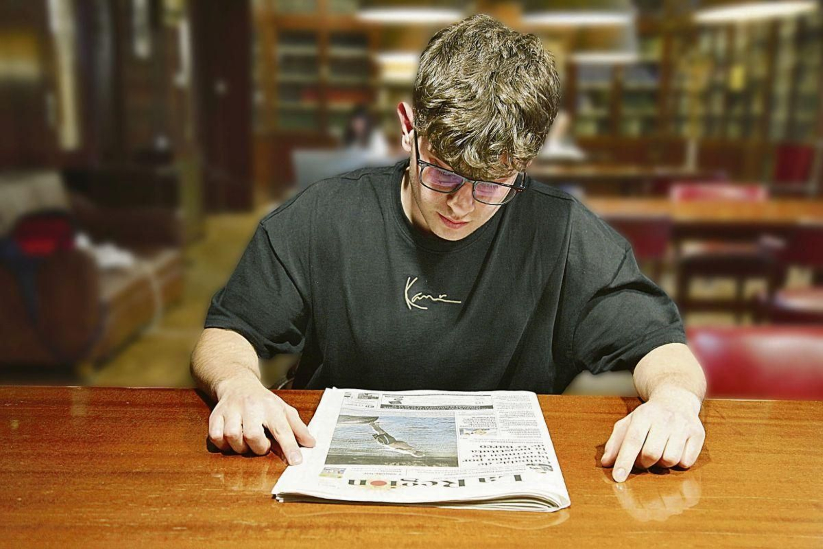 Joven leyendo La Región