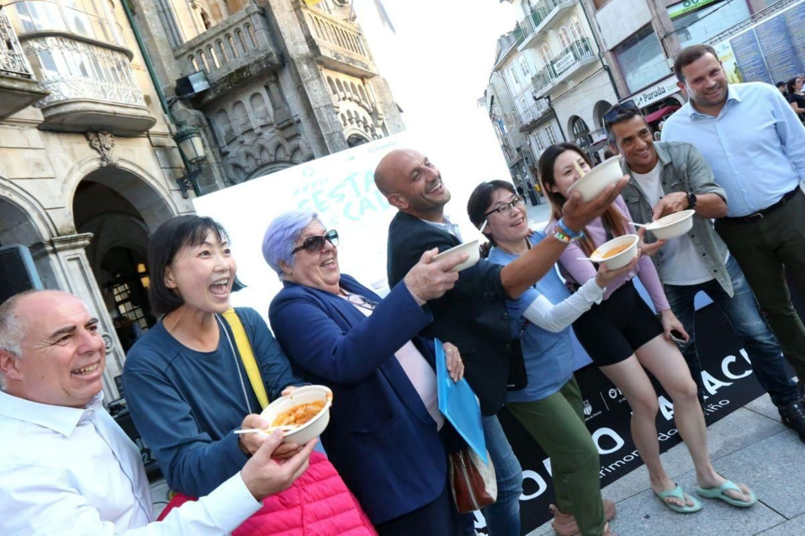Primera degustación de ‘callos’ ayer en O Porriño con el alcalde anunciando la fiesta. ¡Qué aproveche!.