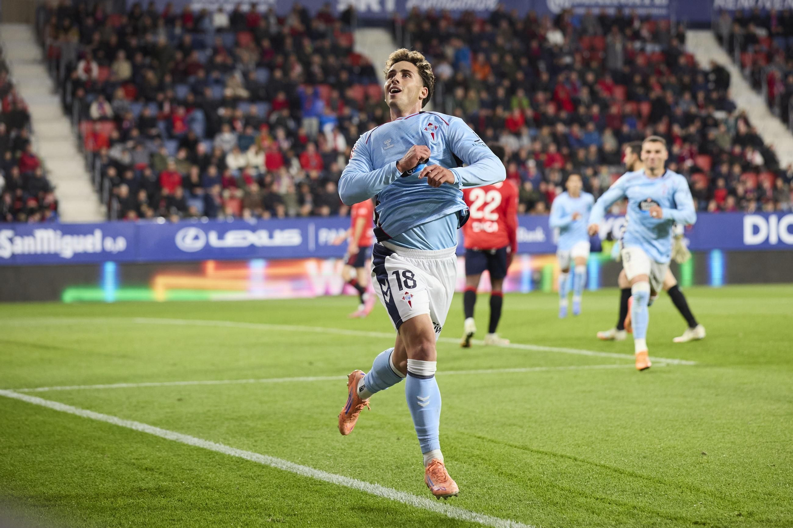 Pablo Durán celebra el gol que dio la victoria al Celta, ayer, en el estadio de El Sadar, donde Ferran Jutglá firmó un doblete.