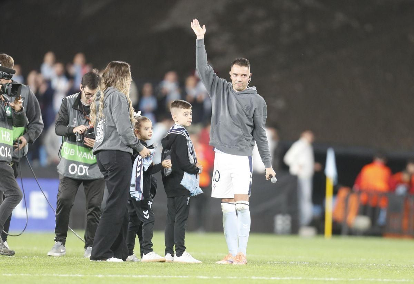 Aspas saúda ás bancadas ó longo da homenaxe que organizou o club para o morracense.