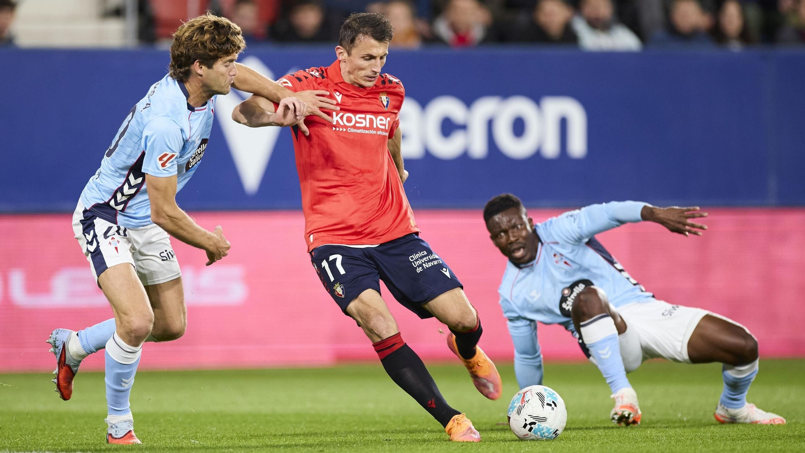 Budimir, con el balón, entre Marcos Alonso y un Aidoo con el que se encontró durante todo el partido de ayer.