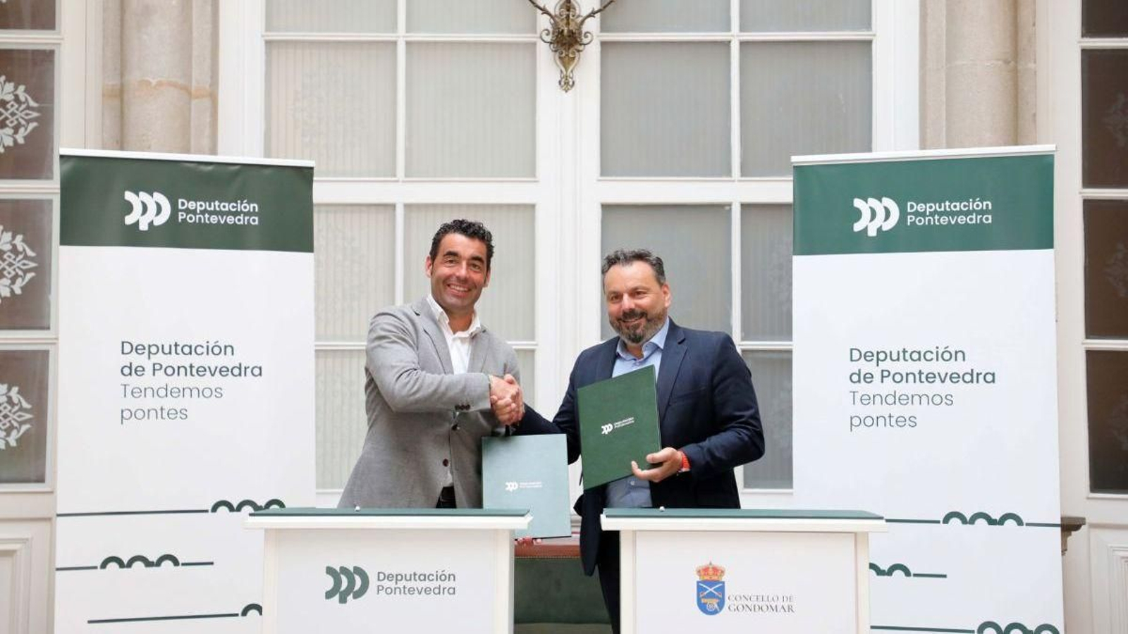 El presidente de la Diputación, Luis López,  con el alcalde de Gondomar, Paco Ferreira, en la firma del convenio.