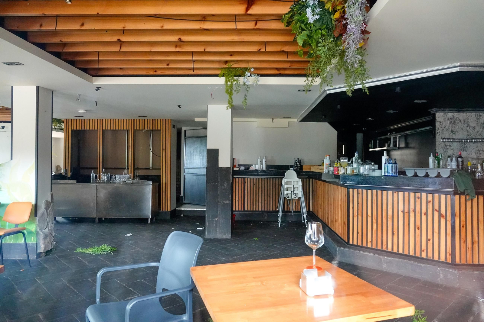 El interior de la cafetería Sambalí completamente vaciada por el propietario.