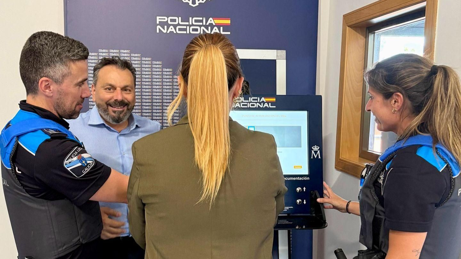 El alcalde, Paco Ferreira, durante la puesta en marcha del servicio.