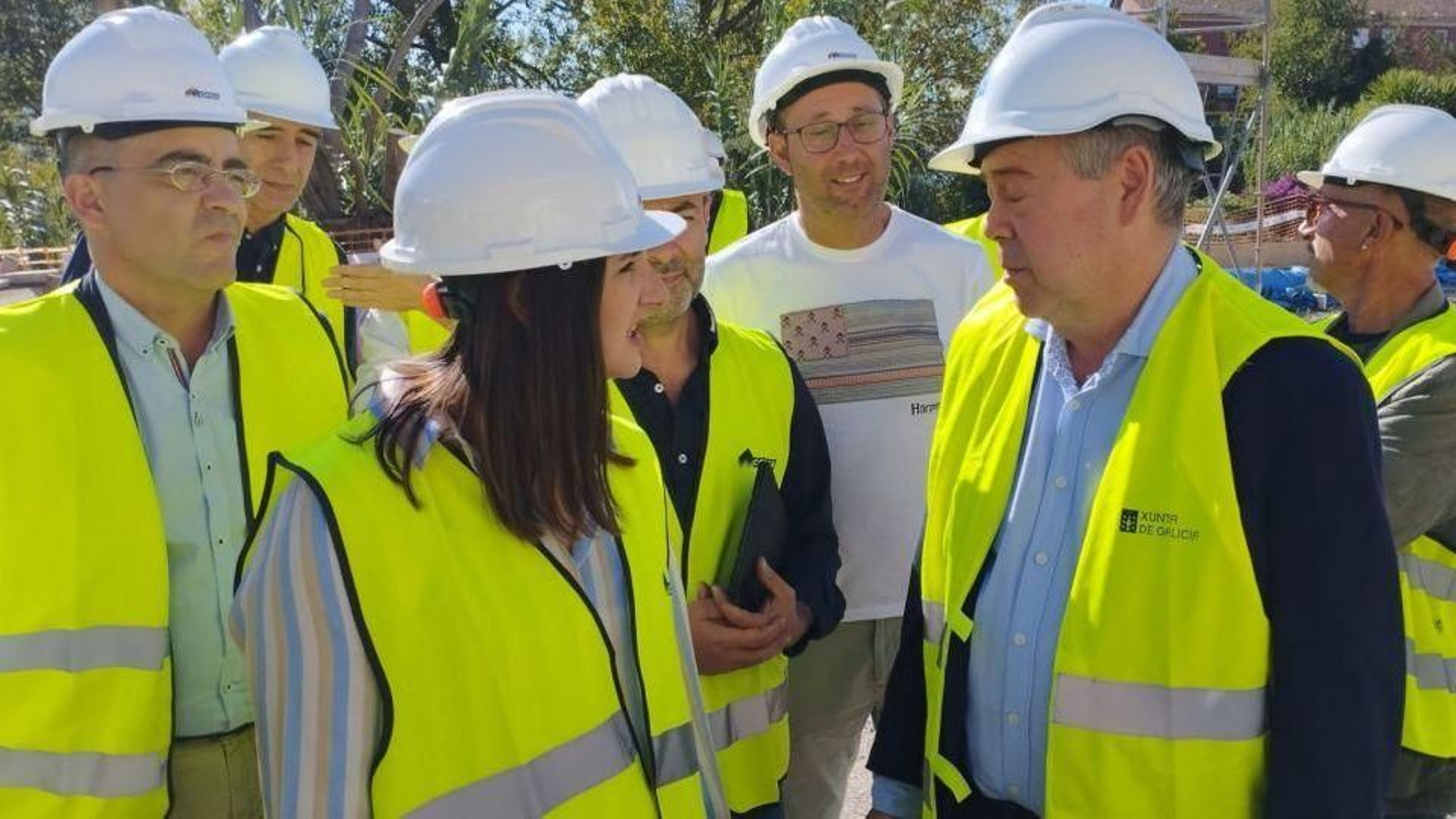 La alcaldesa y el Conselleiro de Sanidade durante una visita a las obras del centro de salud.