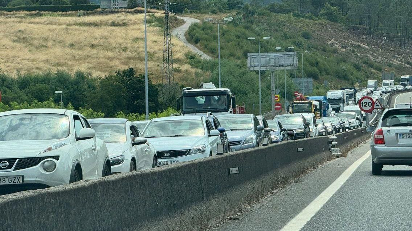 Largas colas de vehículos en la A 55 en sentido Vigo.