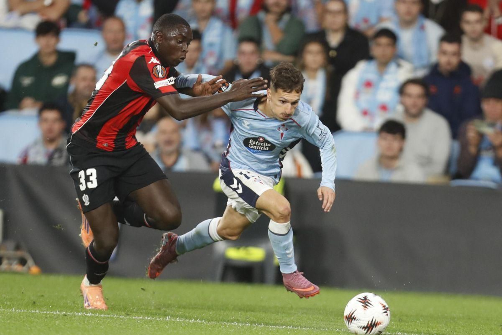 Bryan Zaragoza superó a la defensa del Niza por la banda izquierda.