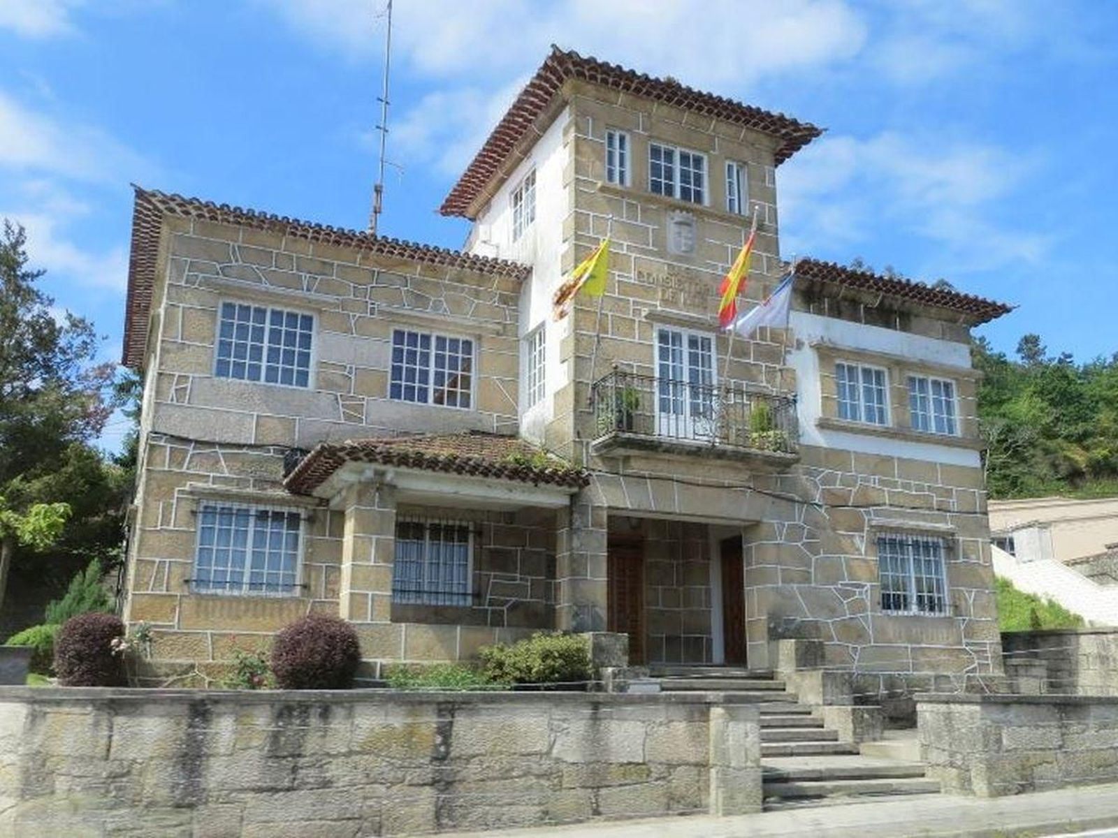 El acuerdo con la Diputación supondrá una mejora para los viales del Concello de Mos.