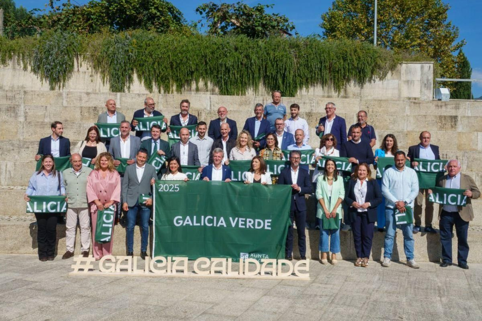 El presidente Rueda, ayer en Mos con los representantes de los concellos galardonados con ‘Bandeira Verde’.