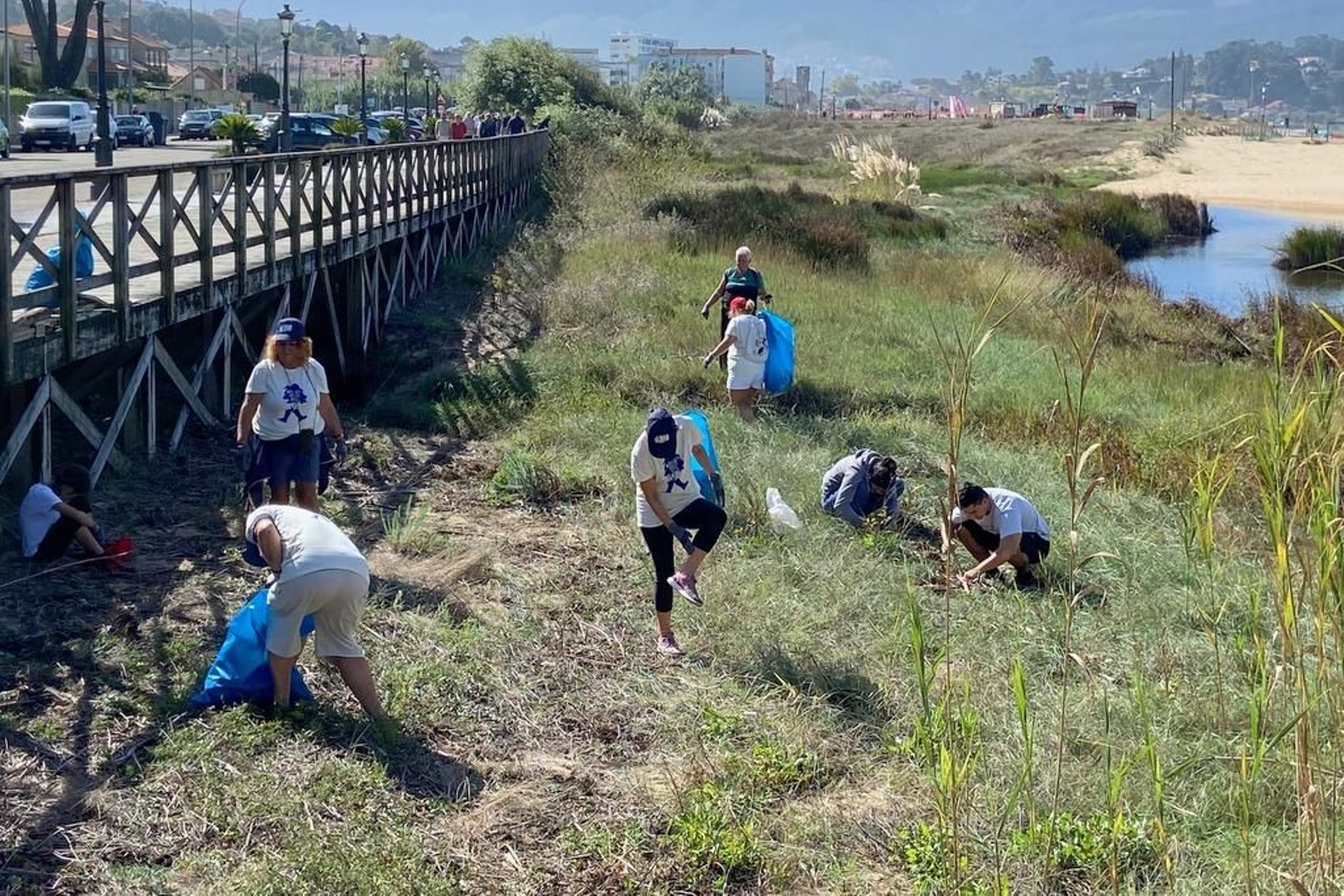 Voluntarios limpiando los márgenes de los ríos de Nigrán en una anterior limpieza simultánea.