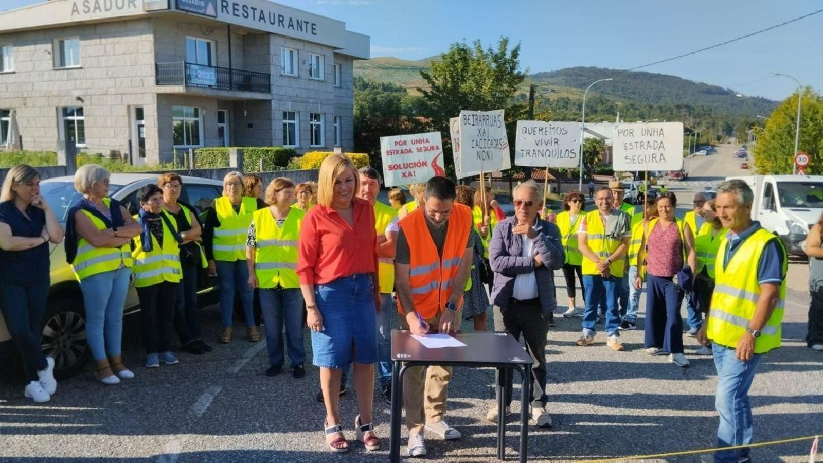 Digna Rivas, Luciano Otero y Emiliano Lage durante la firma del manifiesto.