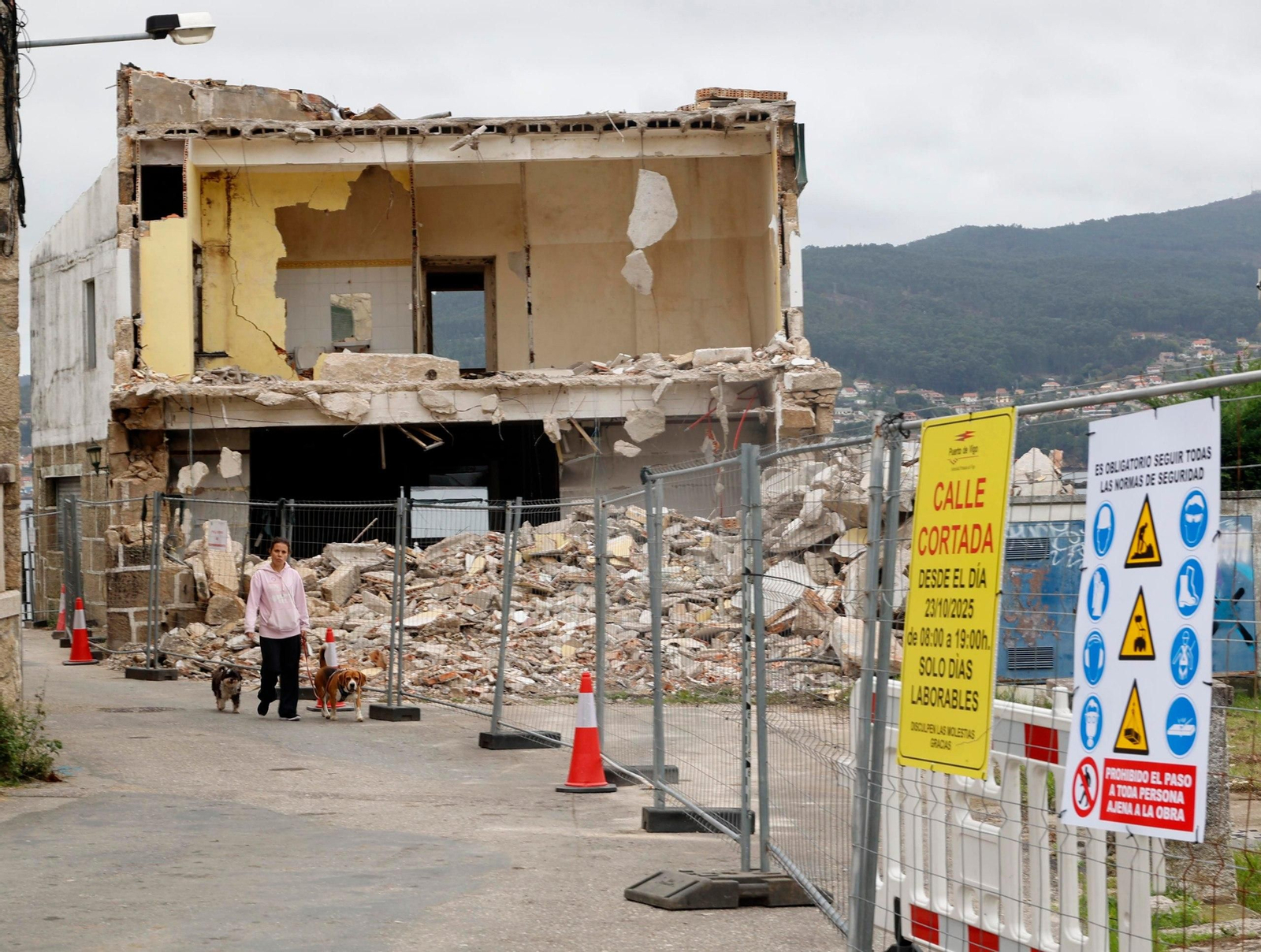 La Ría y la playa de Arealonga ganarán una plaza marítima tras la demolición de un restaurante