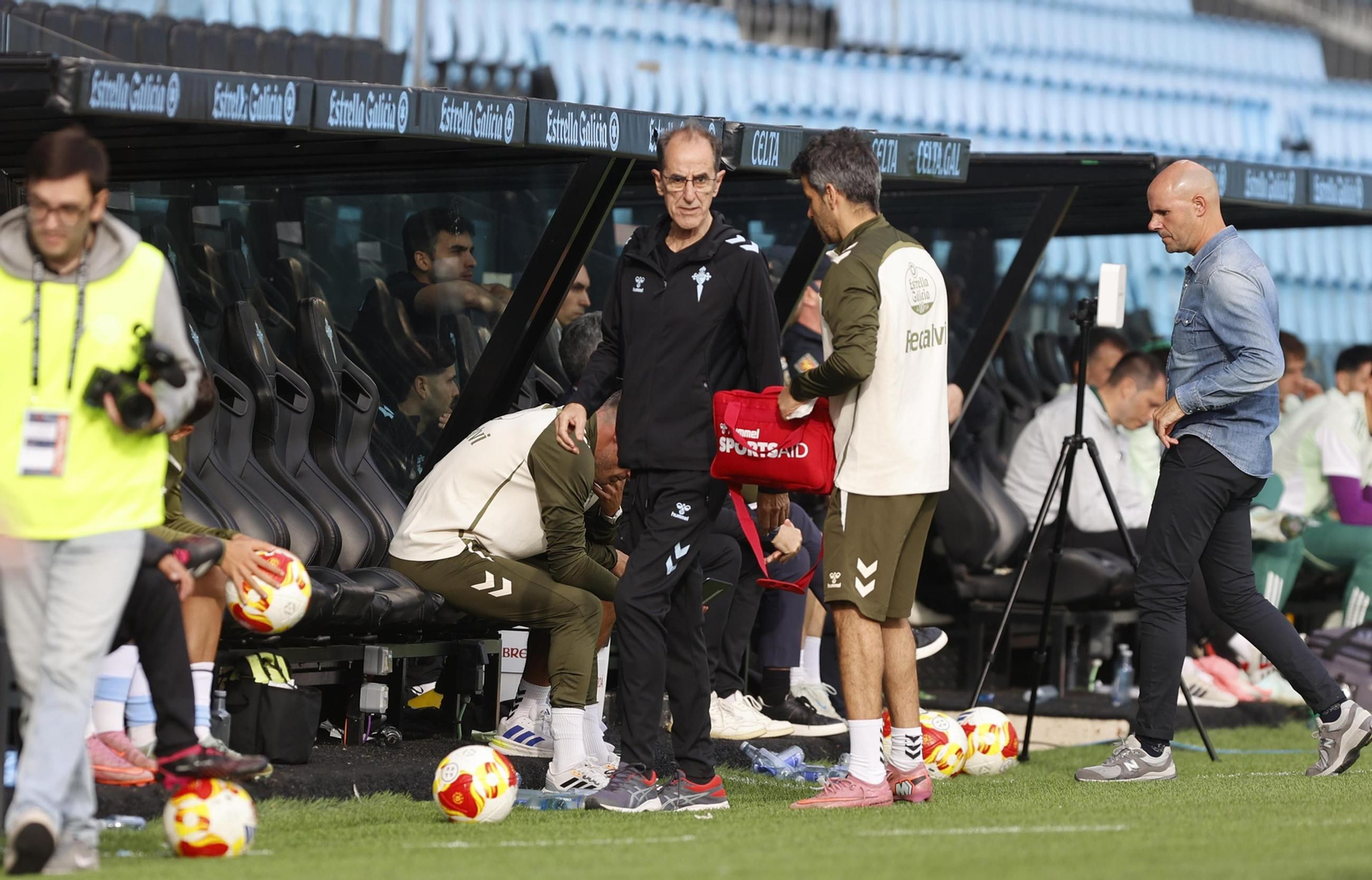 Mario Galán ocupó ayer por última vez un banquillo del Celta, labor que ha ejercido durante las tres últimas décadas.
