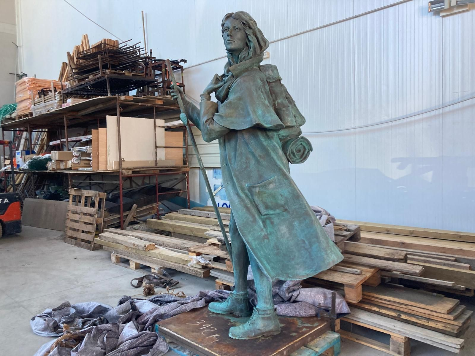 La estatua, que muestra una peregrina, tiene 2,30 metros de alto.