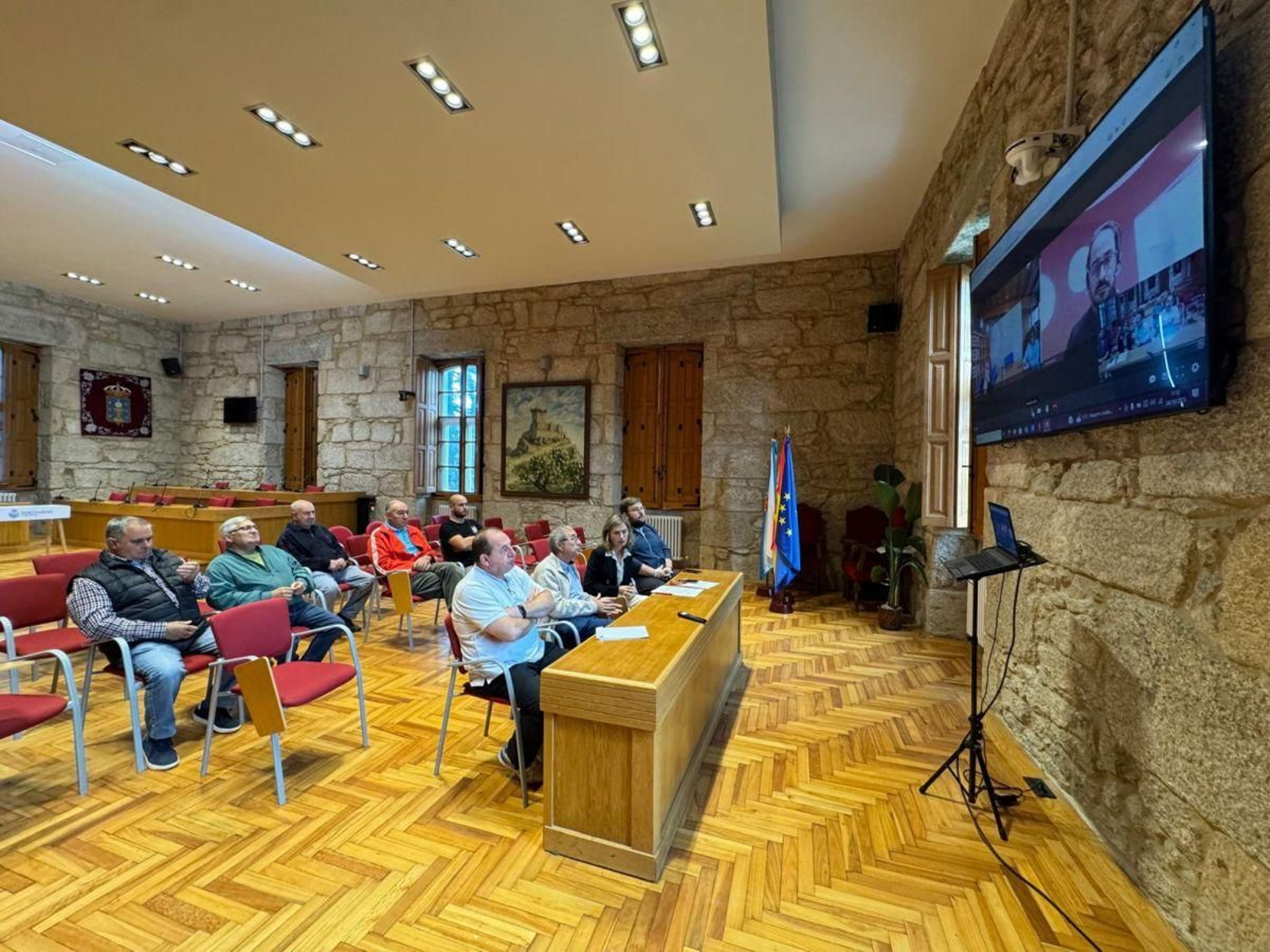 Alcaldesa, plataforma y portavoces, en la reunión telemática con la Valedora do Pobo, ayer en Ponteareas.