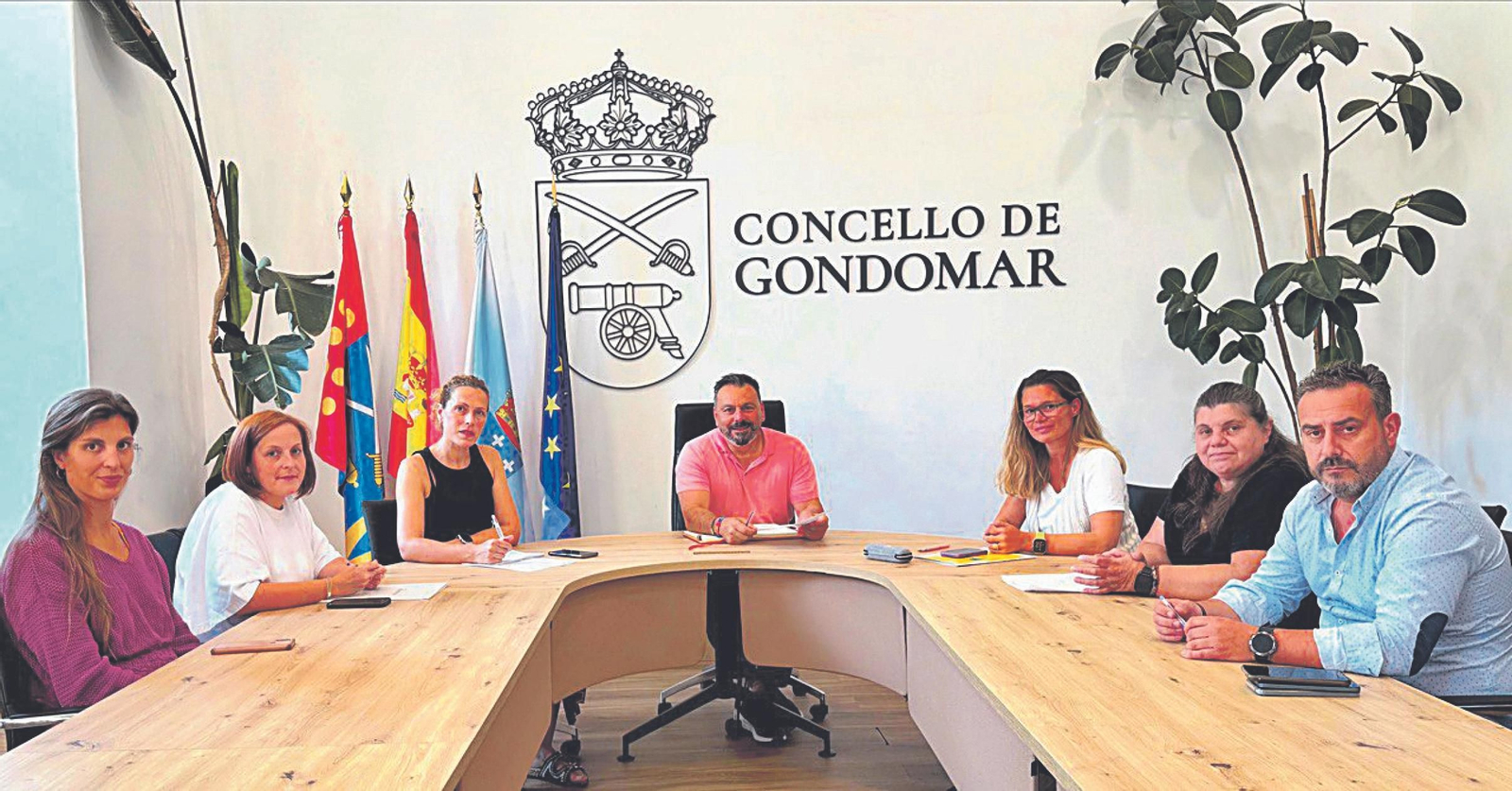 Paco Ferreira y la concejala de Bienestar mantuvieron ayer una reunión en el Concello.