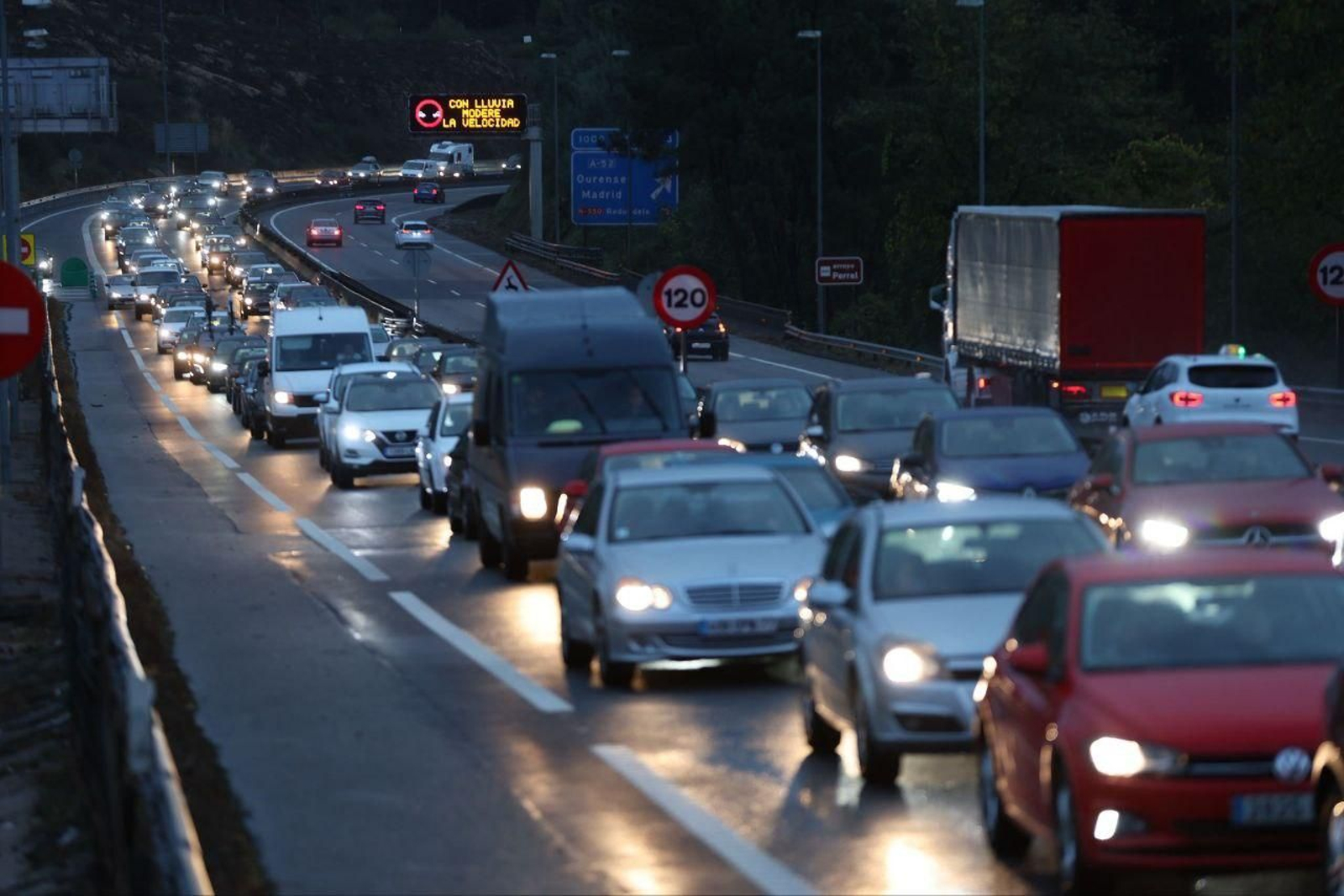 Largas colas de vehículos en la A-55 a su paso por Mos este domingo.