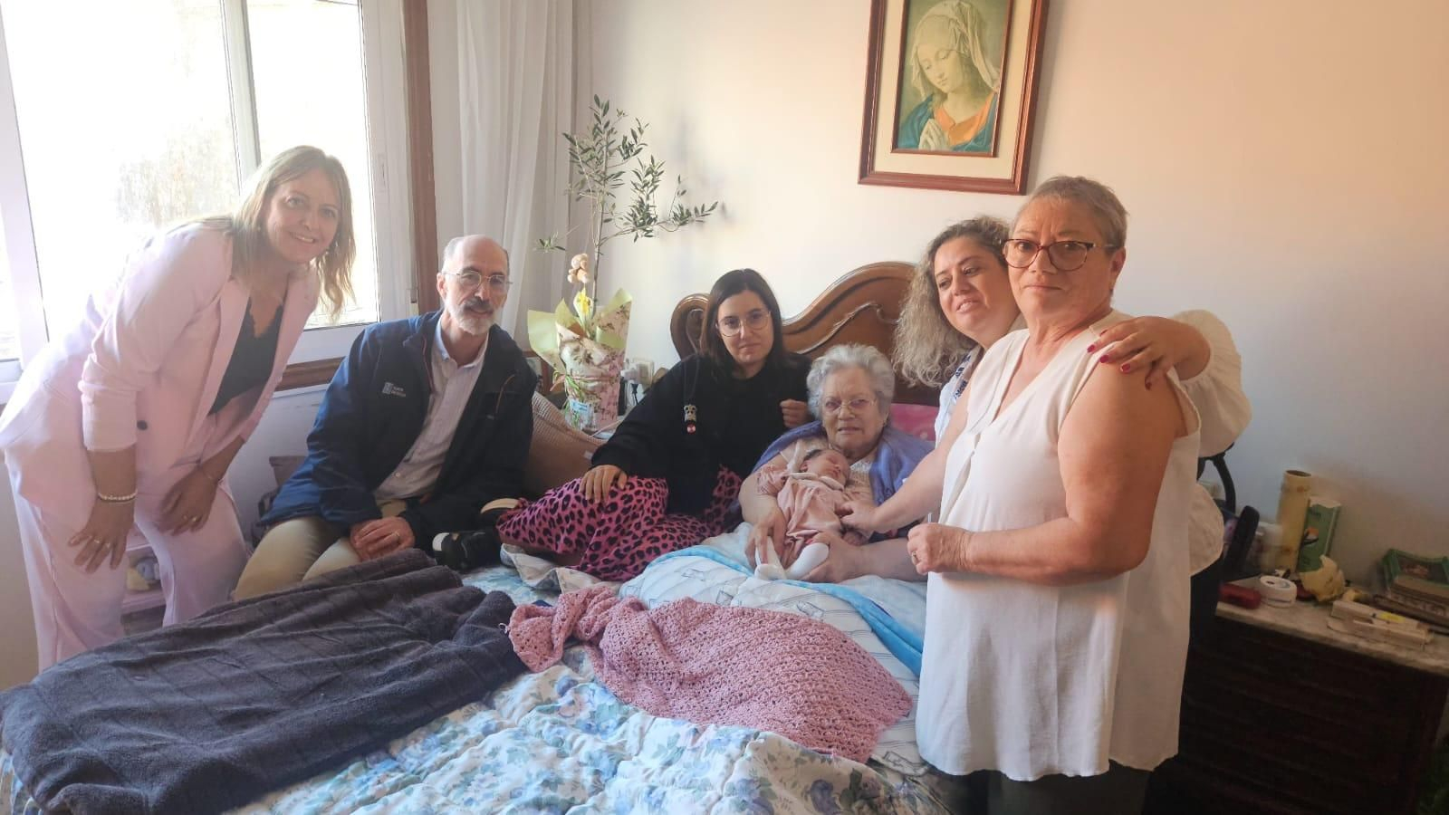 Jesús Vázquez Almuíña junto a Olaya, Lola, Leire, Tamara y Loli.