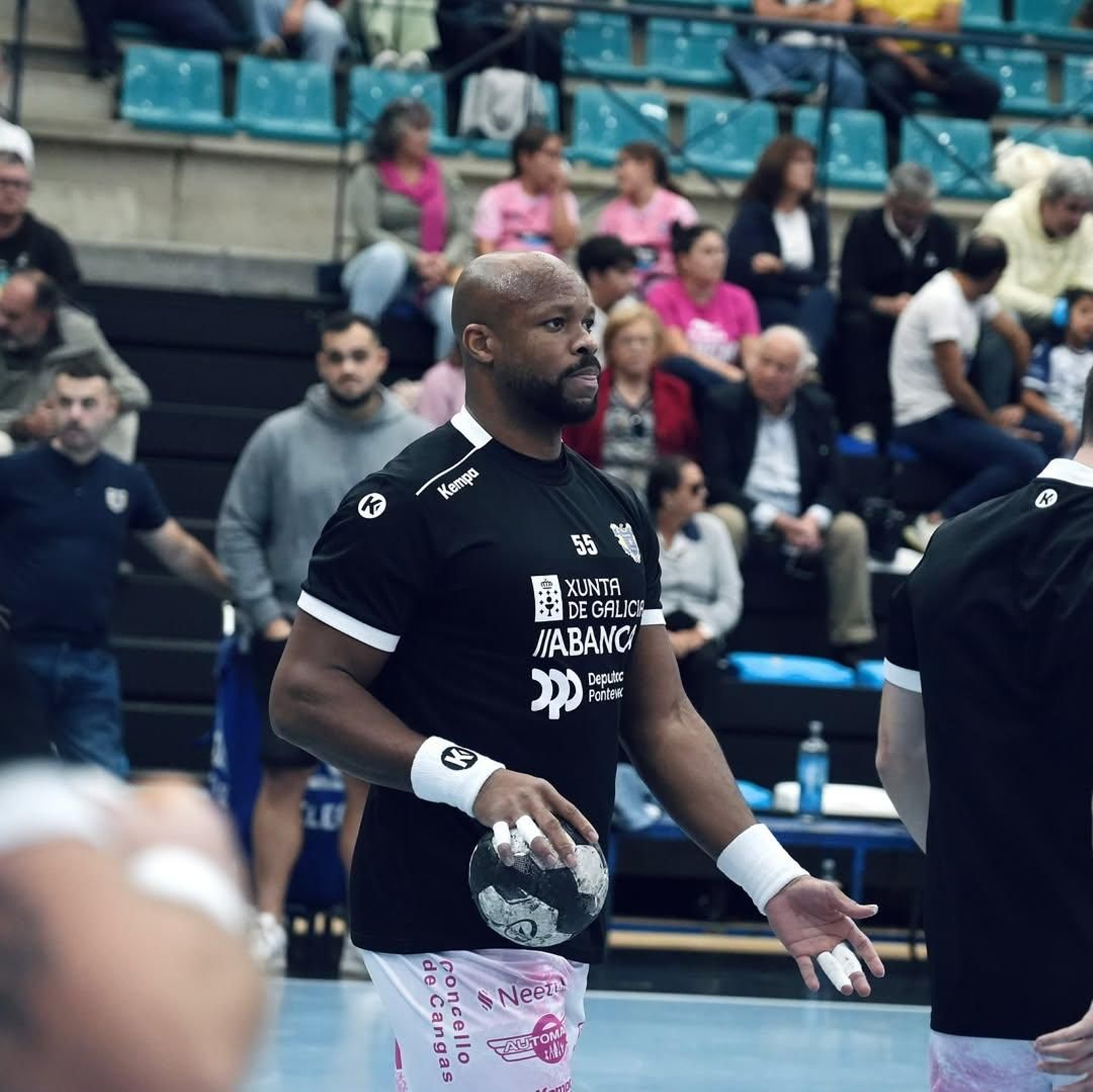 Riveiro anotó ayer cinco goles en O Gatañal, que sufrió otra derrota.