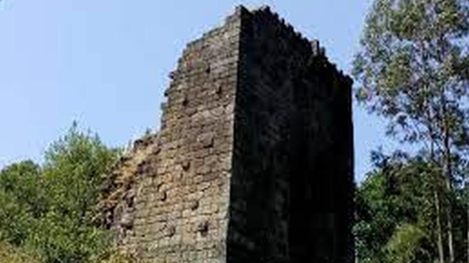 Los restos de la Torre de Fornelos, en el lugar de Lameiro, Concello de Crecente, protregida como monumento BIC.
