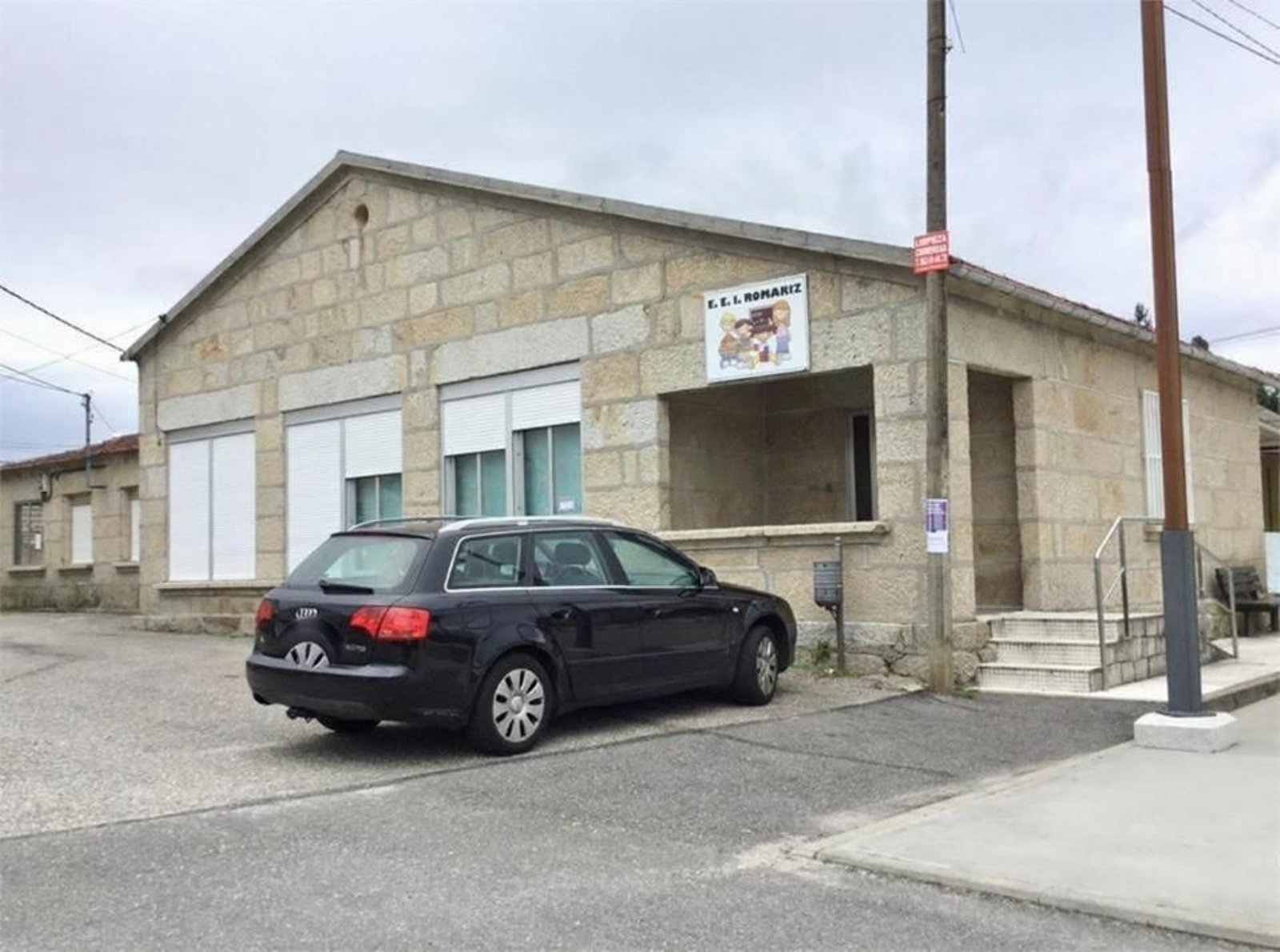 Imagen del exterior de la escuela unitaria de Romariz, cerrada a partir de ahora por la falta de alumnado.