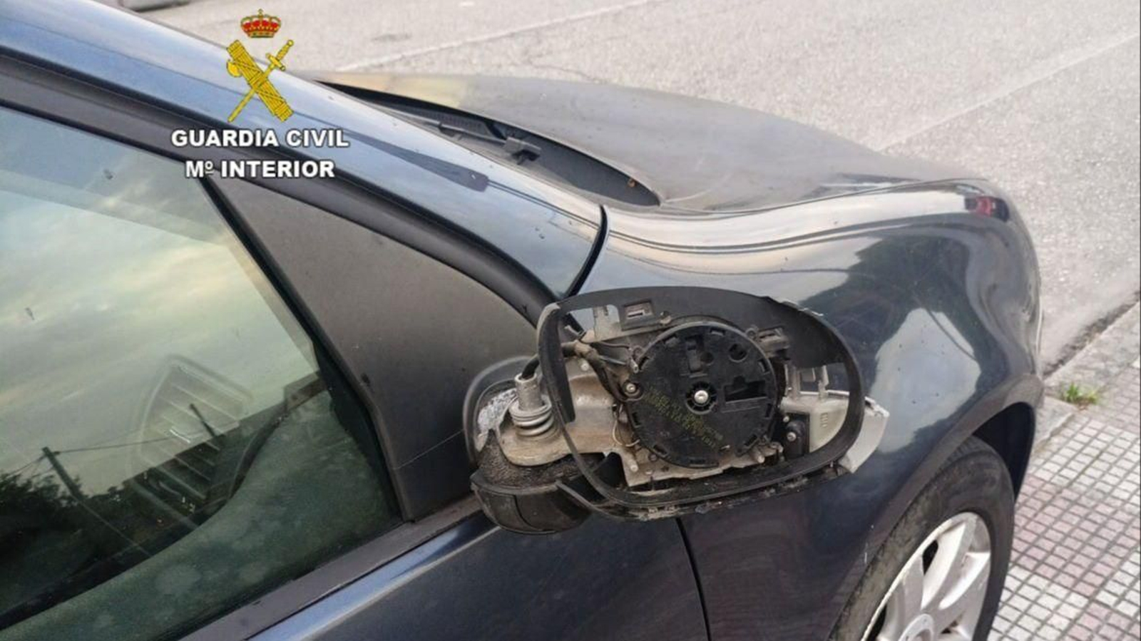 Destrozo provocado en un coche en Baiona.