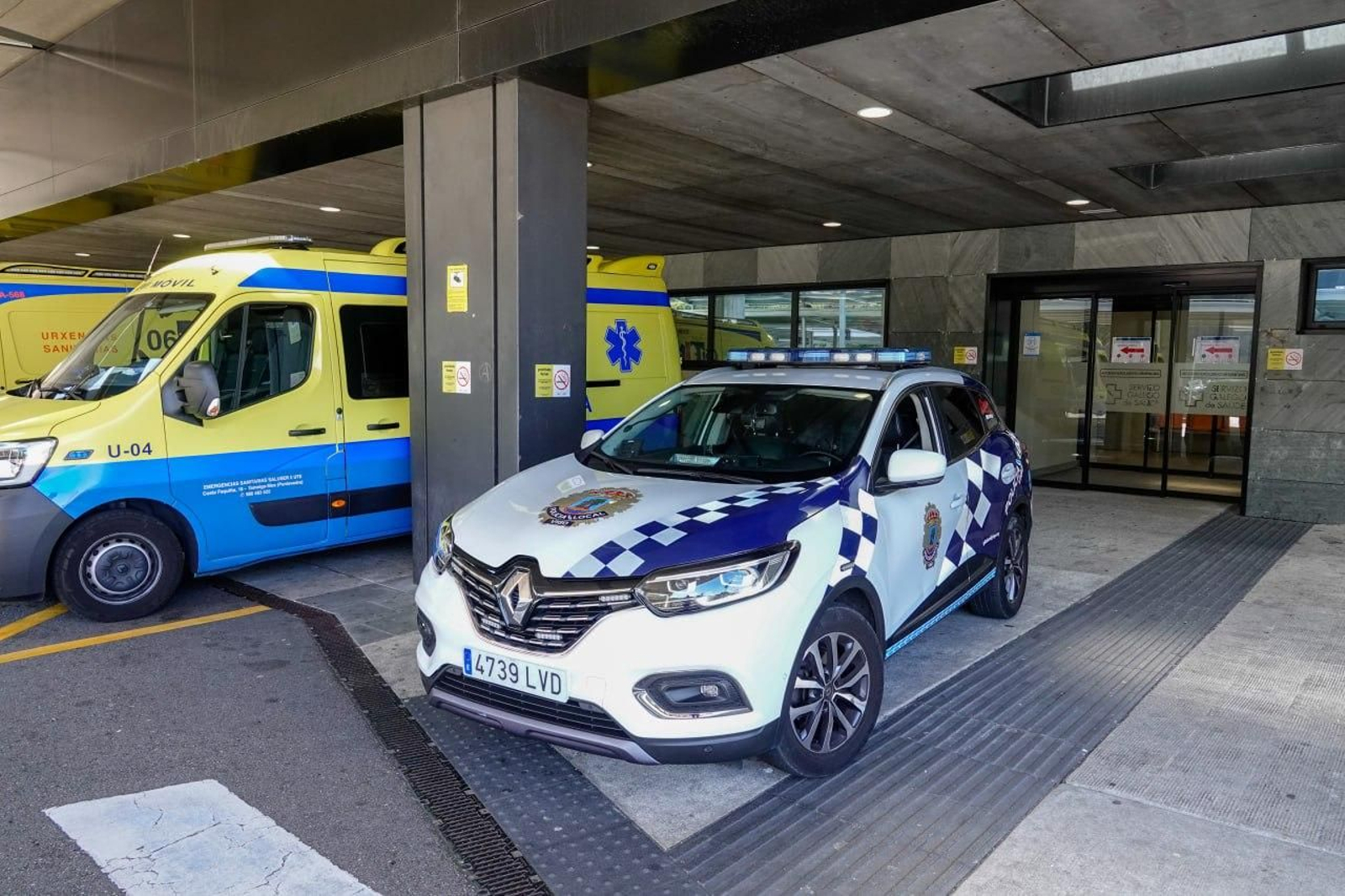 Ambulancia y Policía Local en las puertas del Cunqueiro.