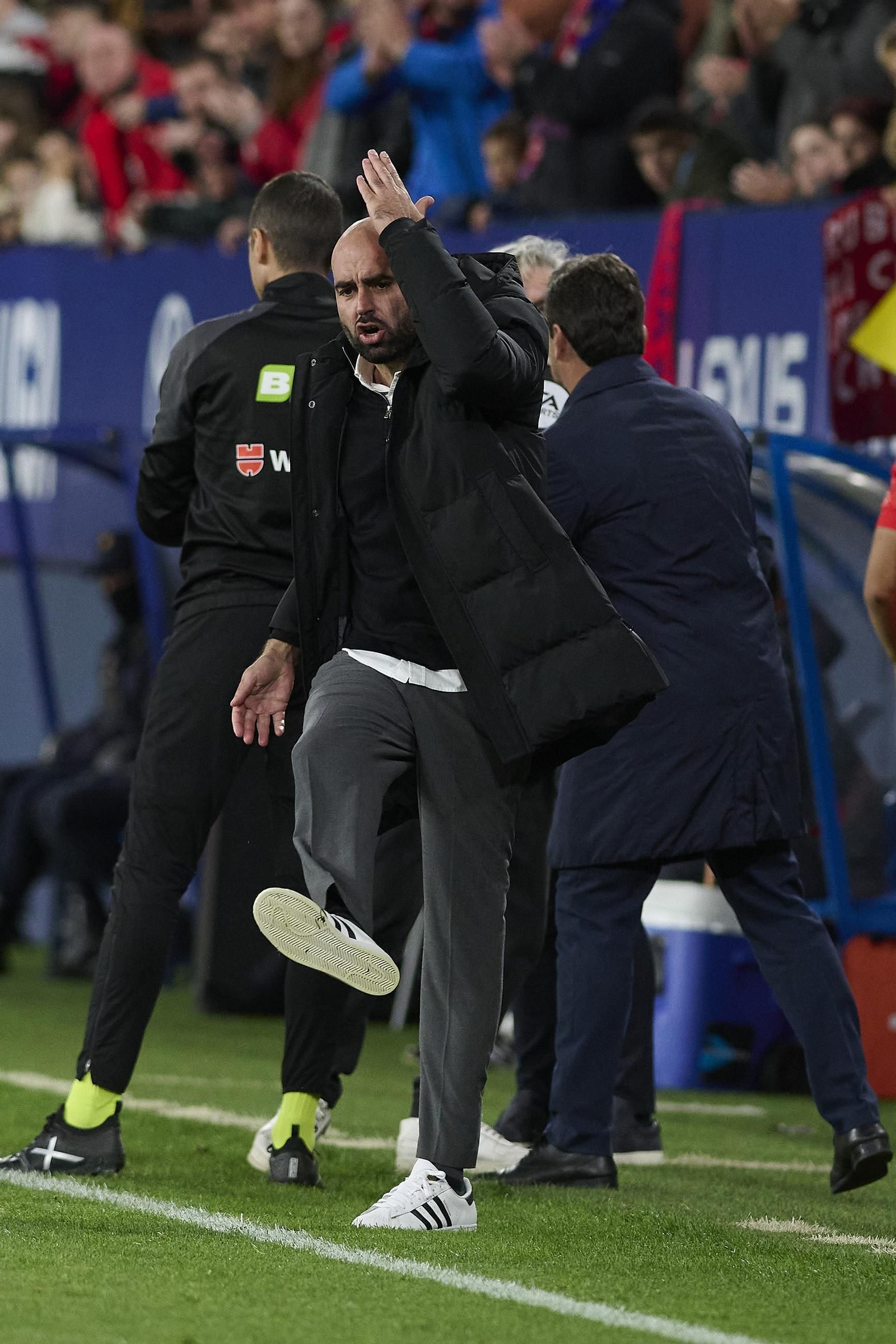 Claudio Giráldez, técnico del Celta, gesticula en el partido disputado ayer en El Sadar.