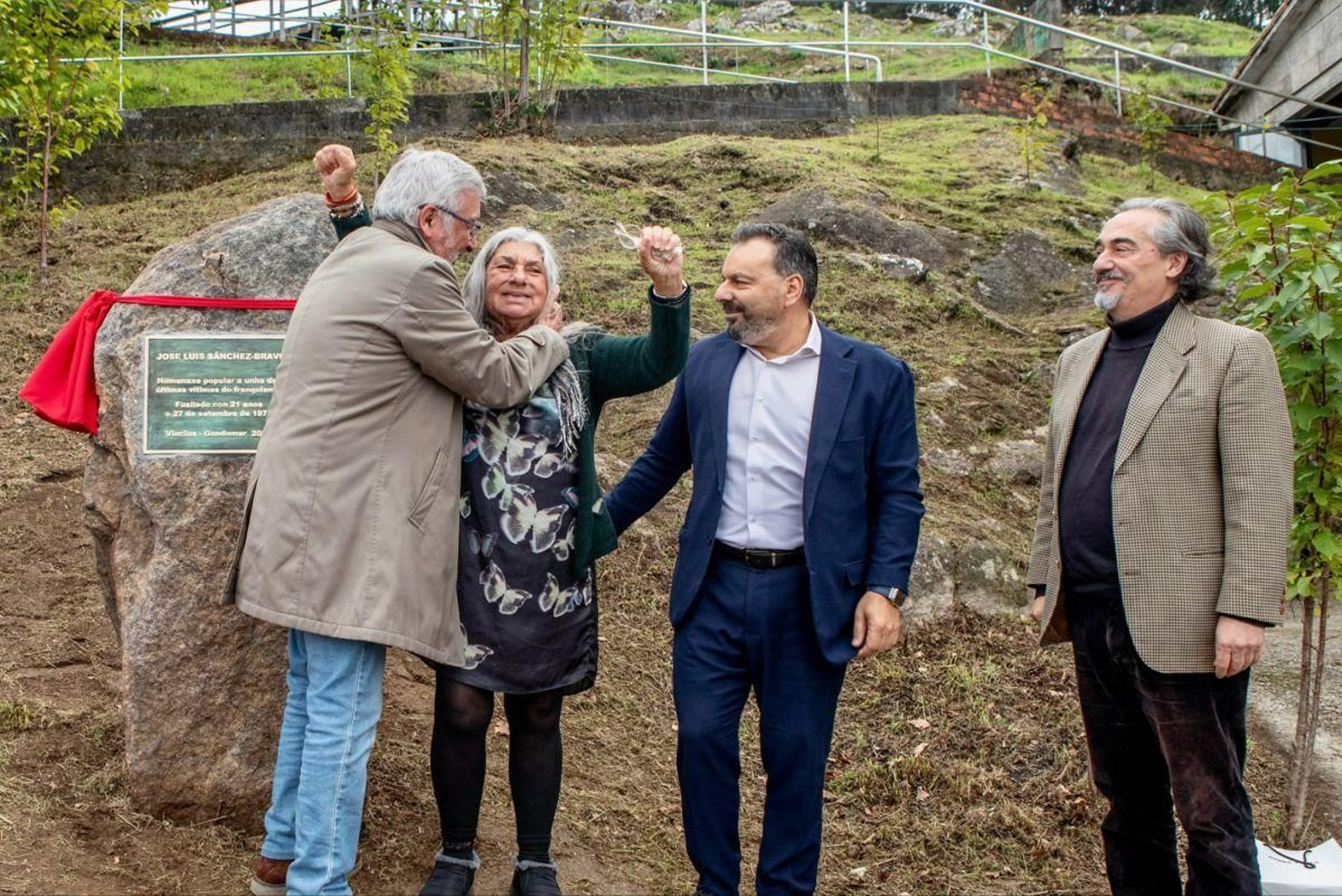 La hermana de José Luis y el alcalde junto a la placa de homenaje.