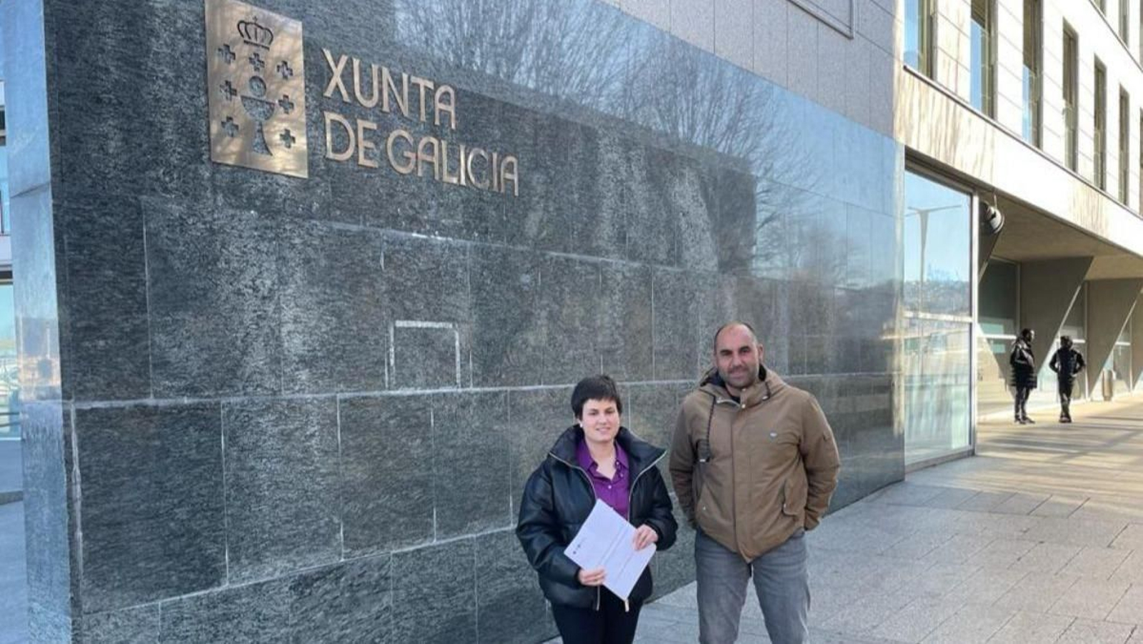 La alcaldesa y el concejal de O Rosal ante el edificio de la Xunta.