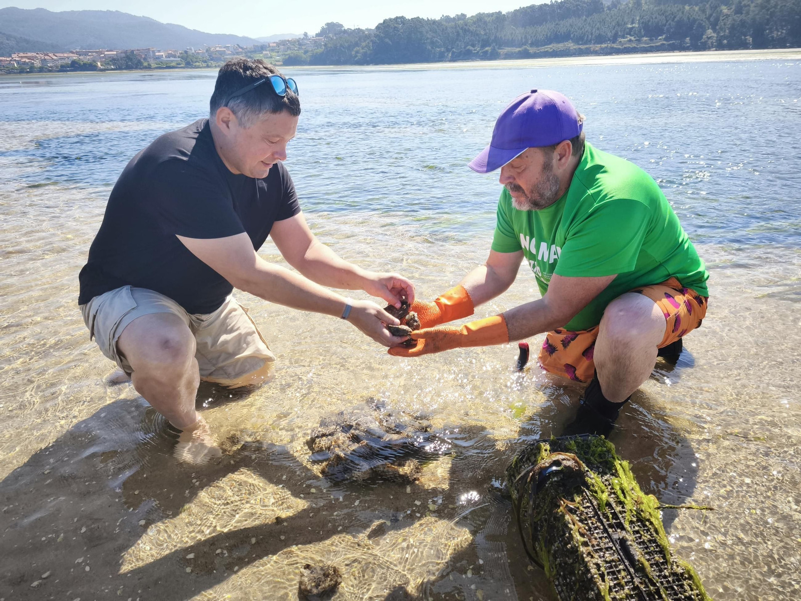 Manu Lourenzo con uno de los técnicos durante la visita.