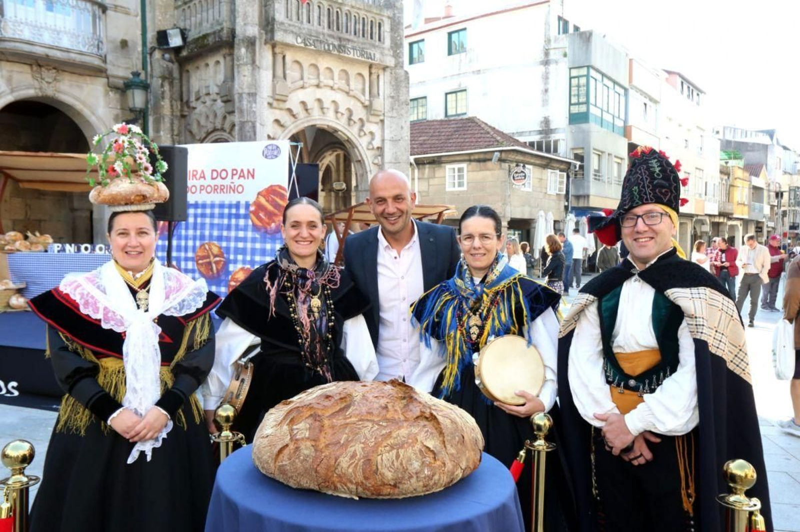 El alcalde Alejandro Lorenzo, con una bolla típica de pan de Porriño, ayer.