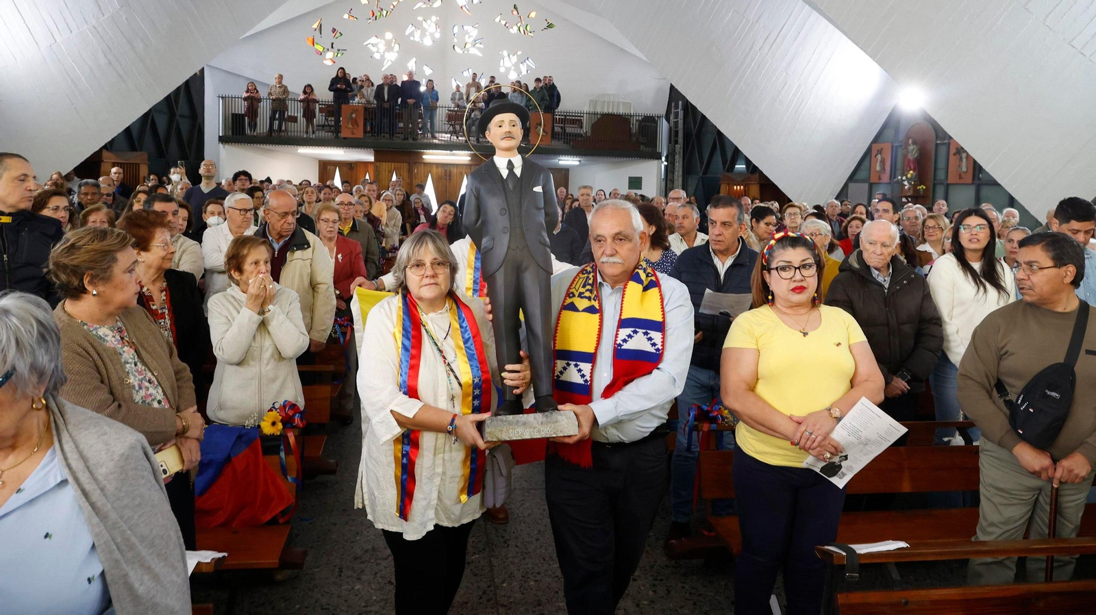 Un momento de la entrada de la singular imagen del primer santo venezolano, un seglar, médico.
