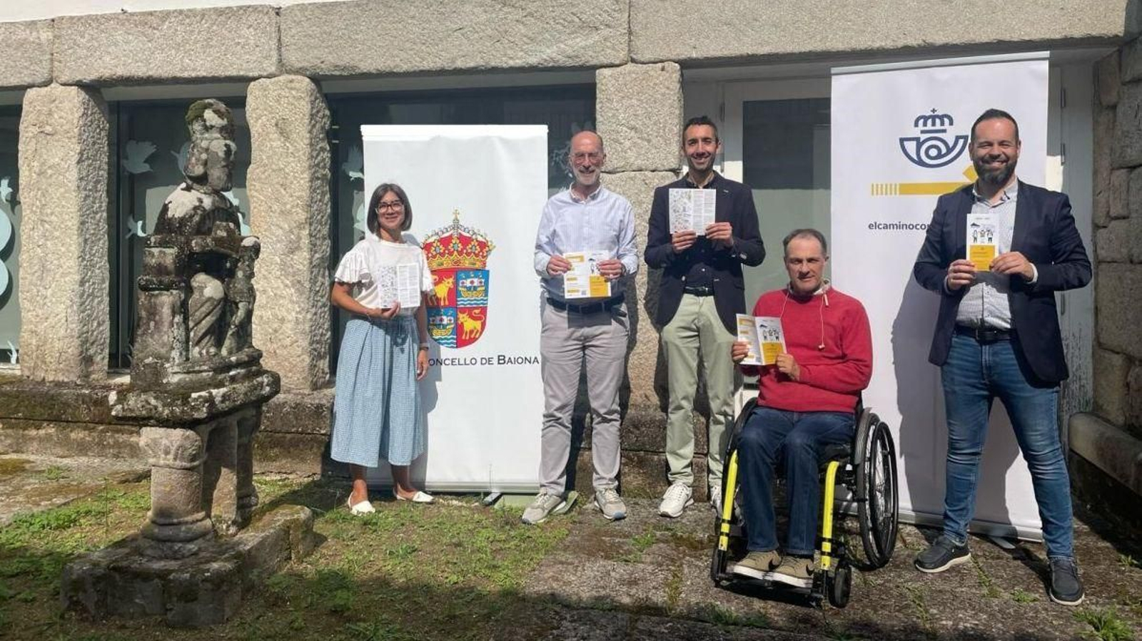 Un momento de la presentación de la guía ante la oficina de Correos de Baiona.