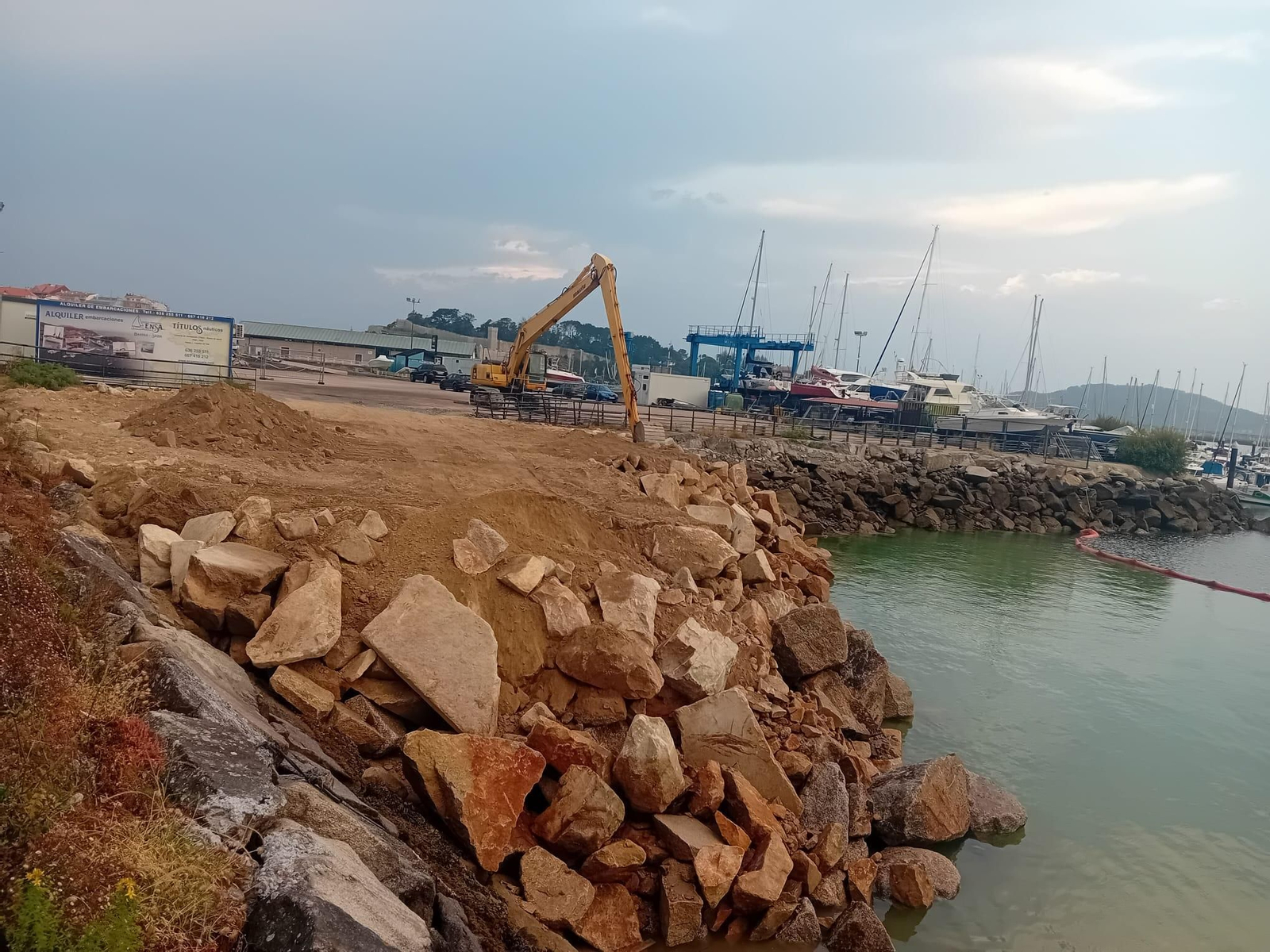 Una de las palas trabajando en el relleno del puerto.