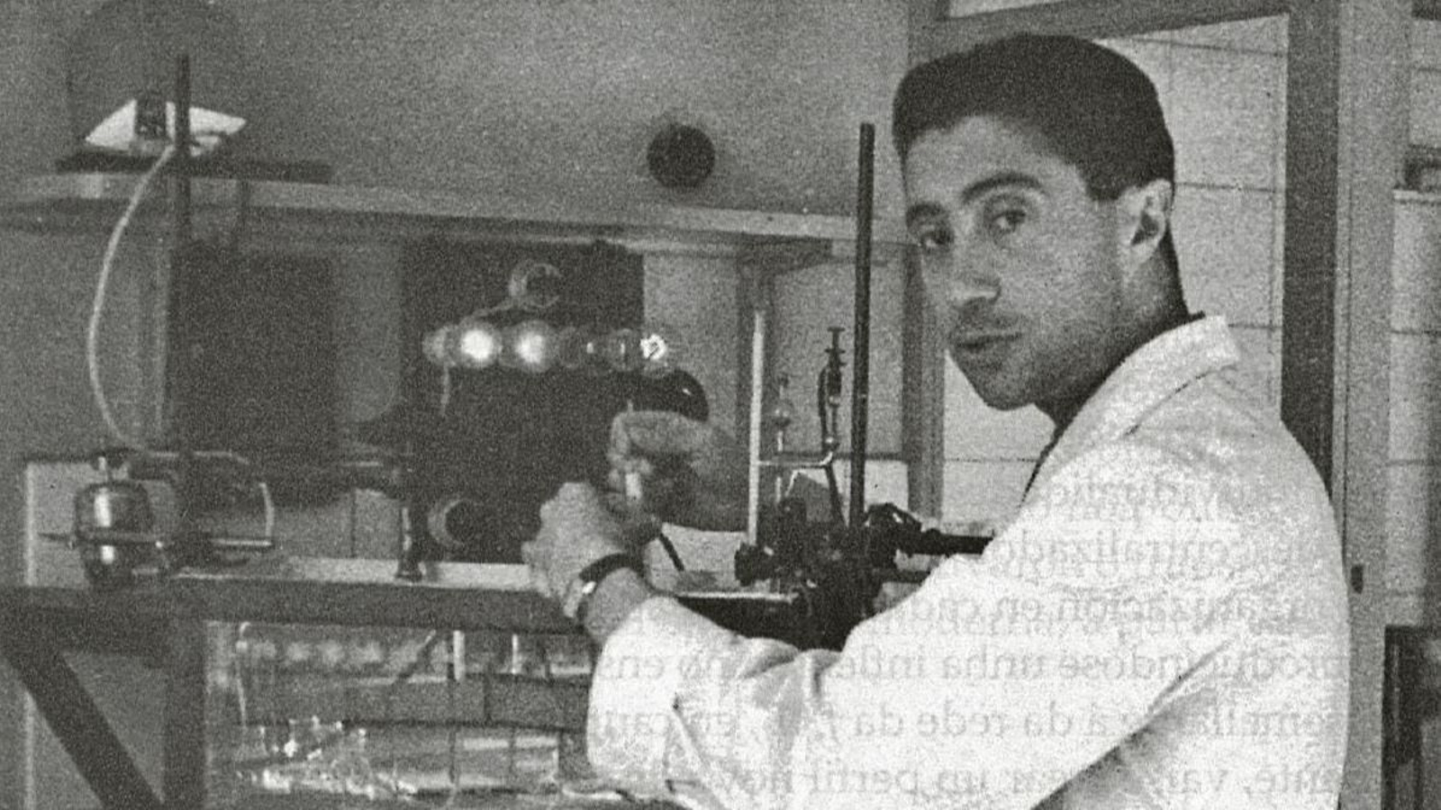 Fernando Calvet en el laboratorio de Zeltia, que se fundó en O Porriño a finales de los años 30.